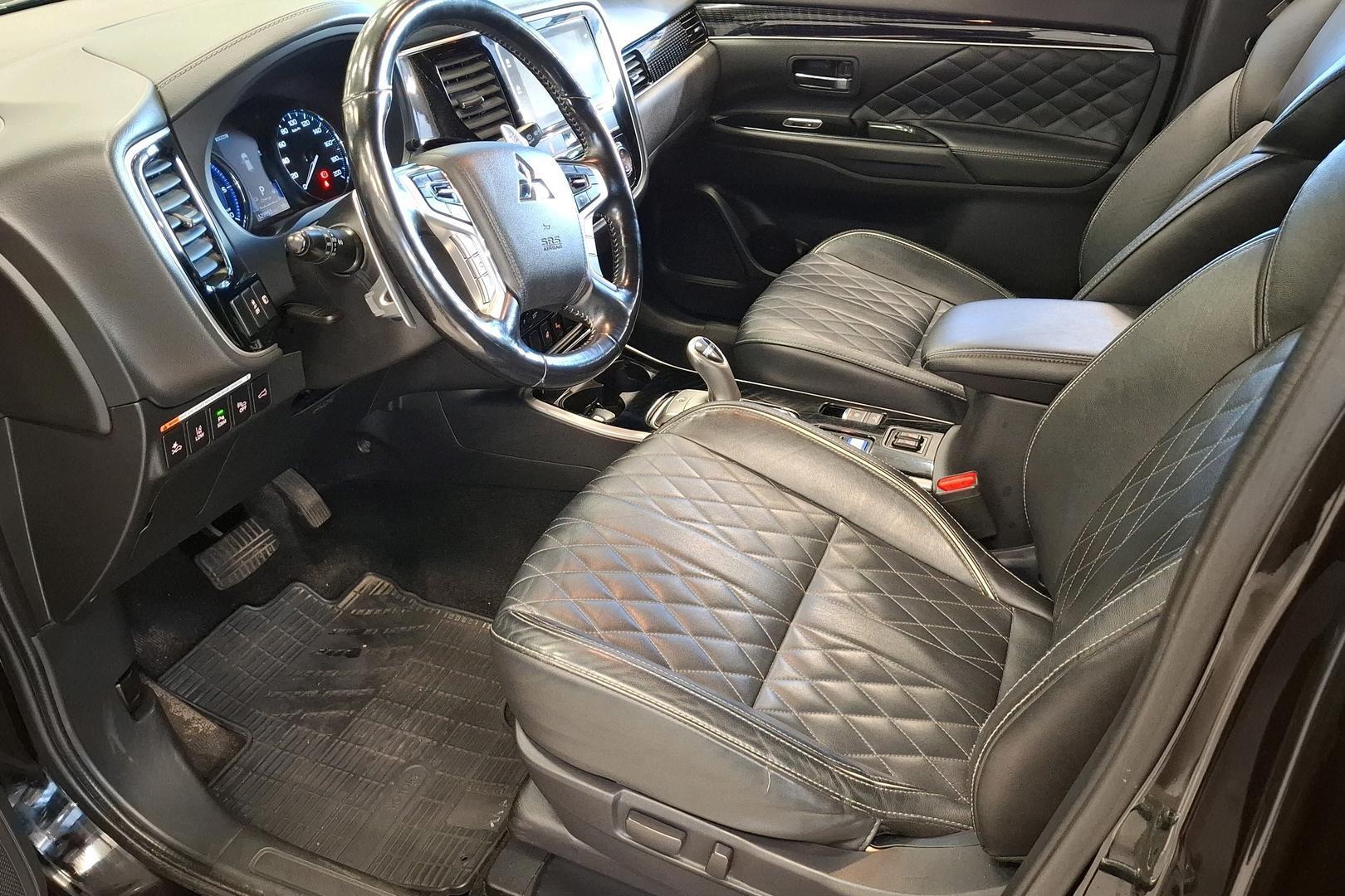 MITSUBISHI Outlander PHEV 7