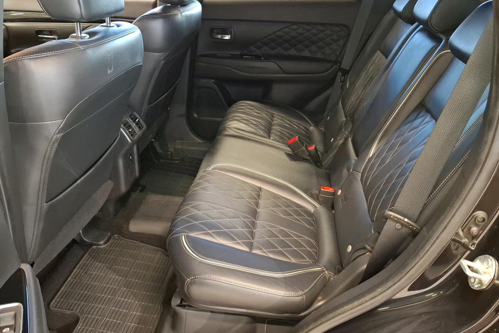 MITSUBISHI Outlander PHEV 9
