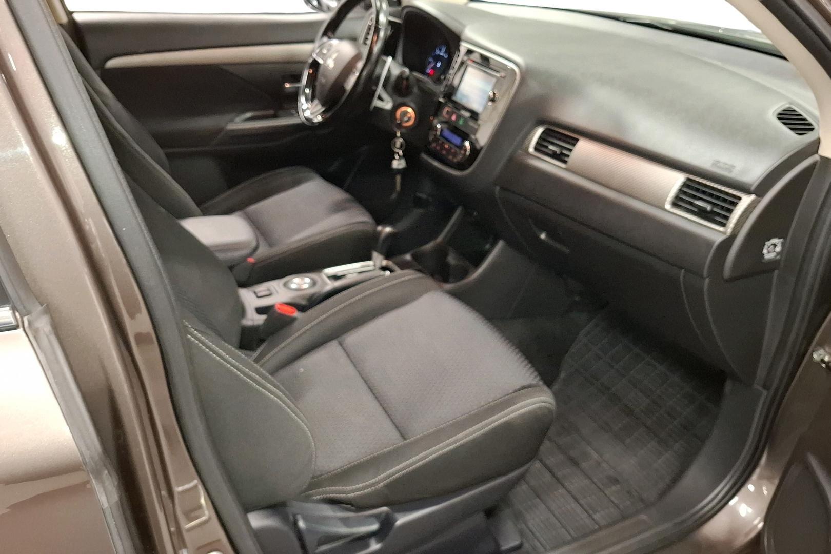 MITSUBISHI OUTLANDER 2016