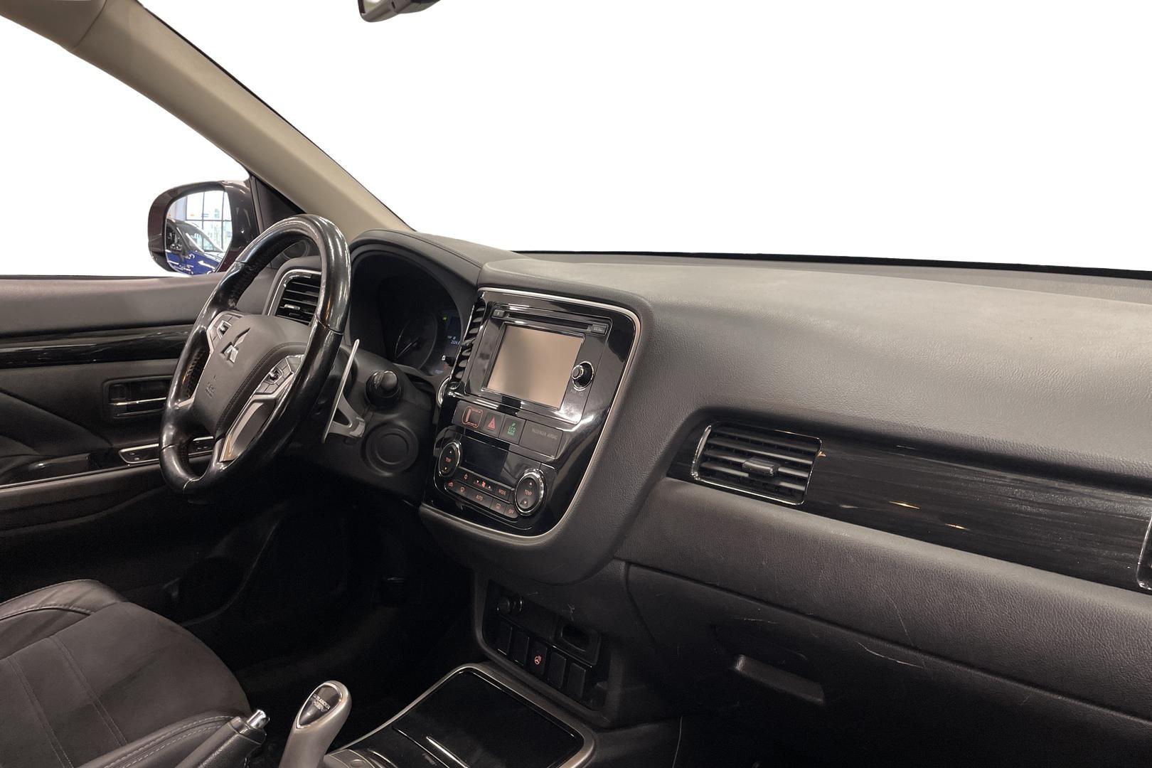 MITSUBISHI Outlander PHEV 2016