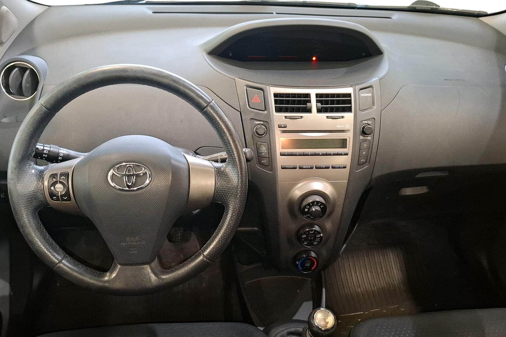 TOYOTA YARIS 2010