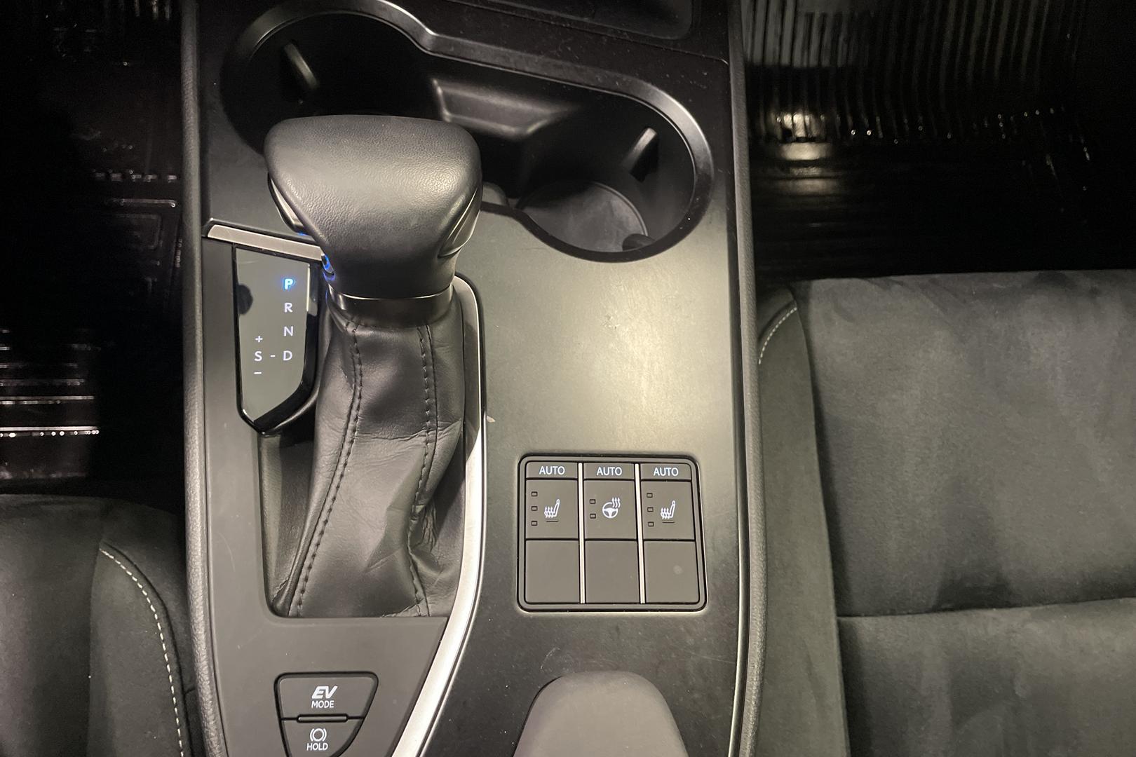 Lexus UX 16