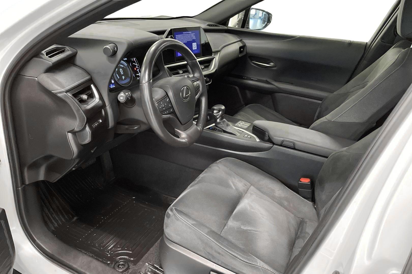 Lexus UX 7