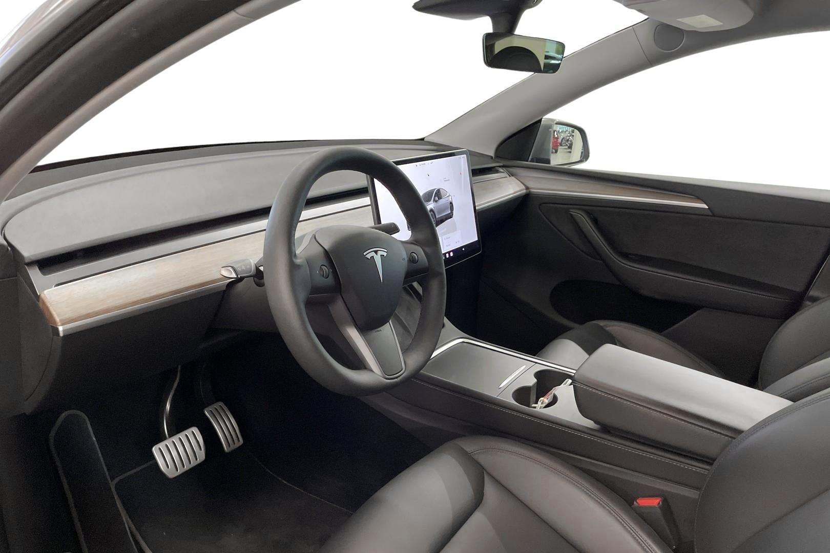Tesla Model Y 2024