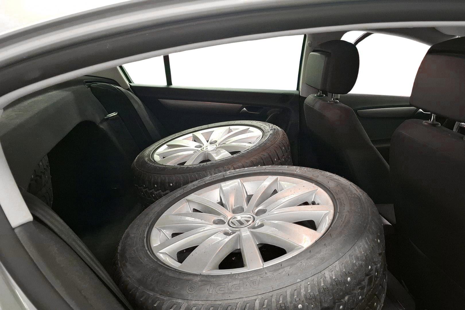 VOLKSWAGEN PASSAT 2012