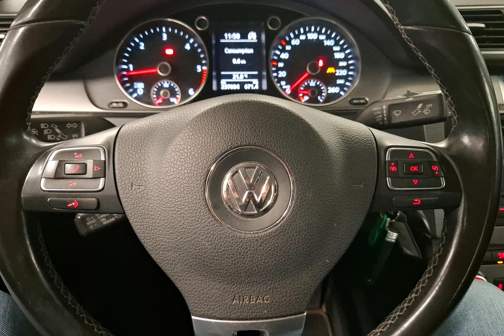 VOLKSWAGEN PASSAT 2012