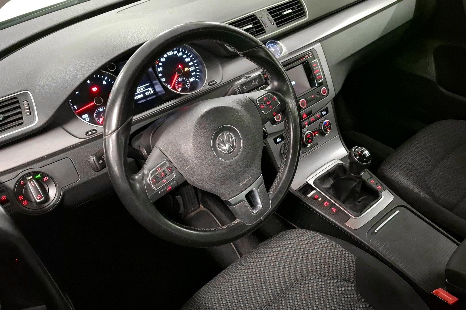 VOLKSWAGEN PASSAT 2012