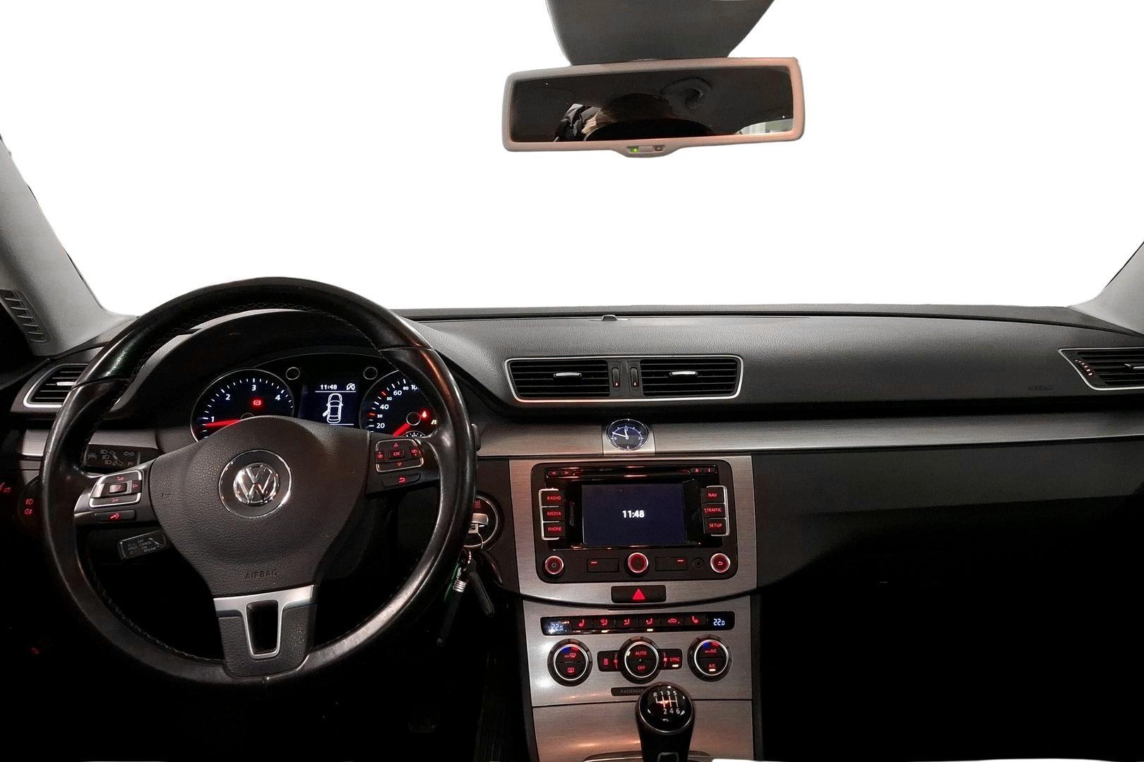 VOLKSWAGEN PASSAT 2012