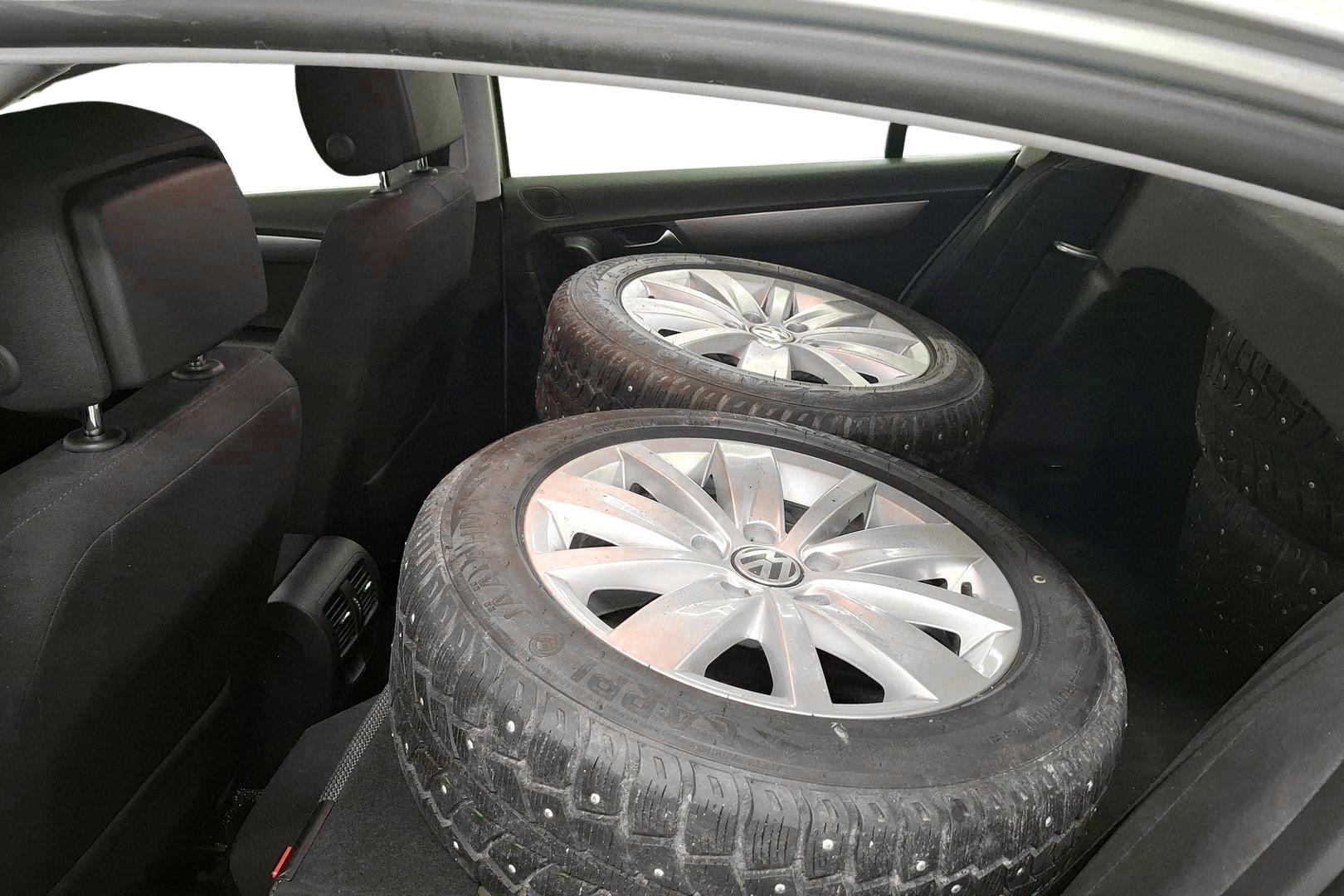 VOLKSWAGEN PASSAT 2012
