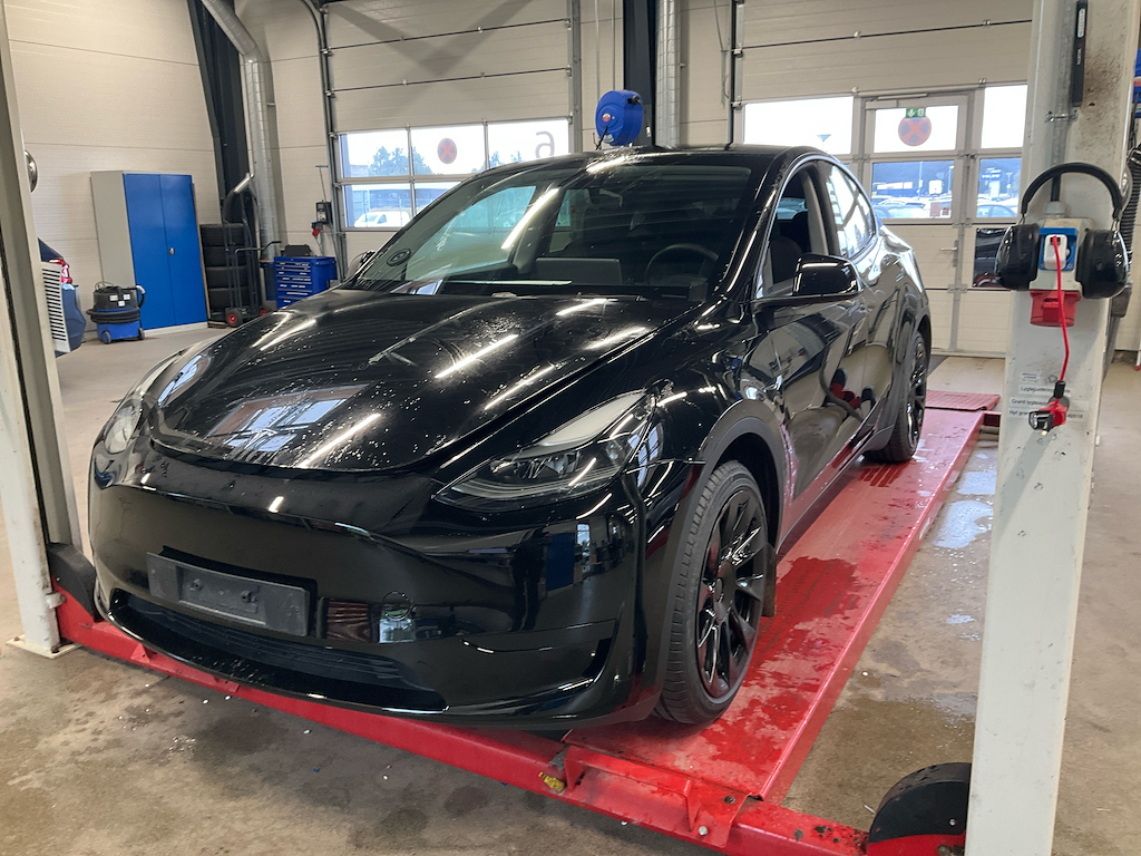 Tesla Model Y 2024