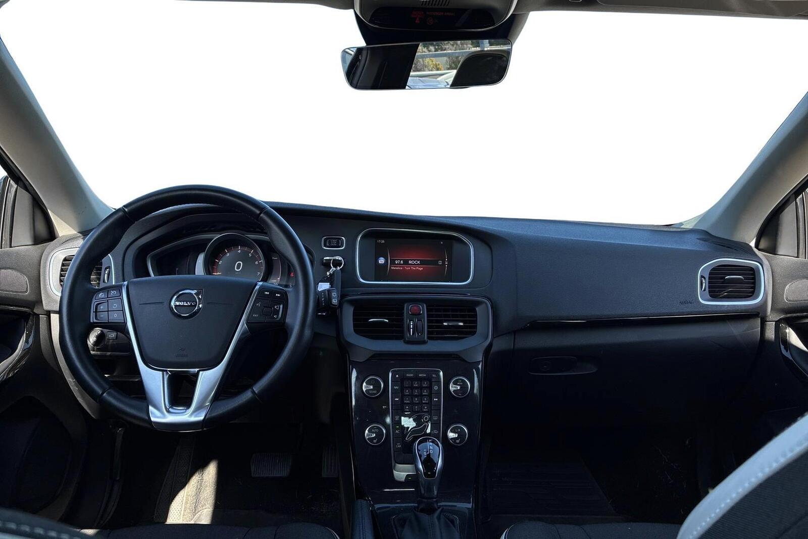 VOLVO V40 2018