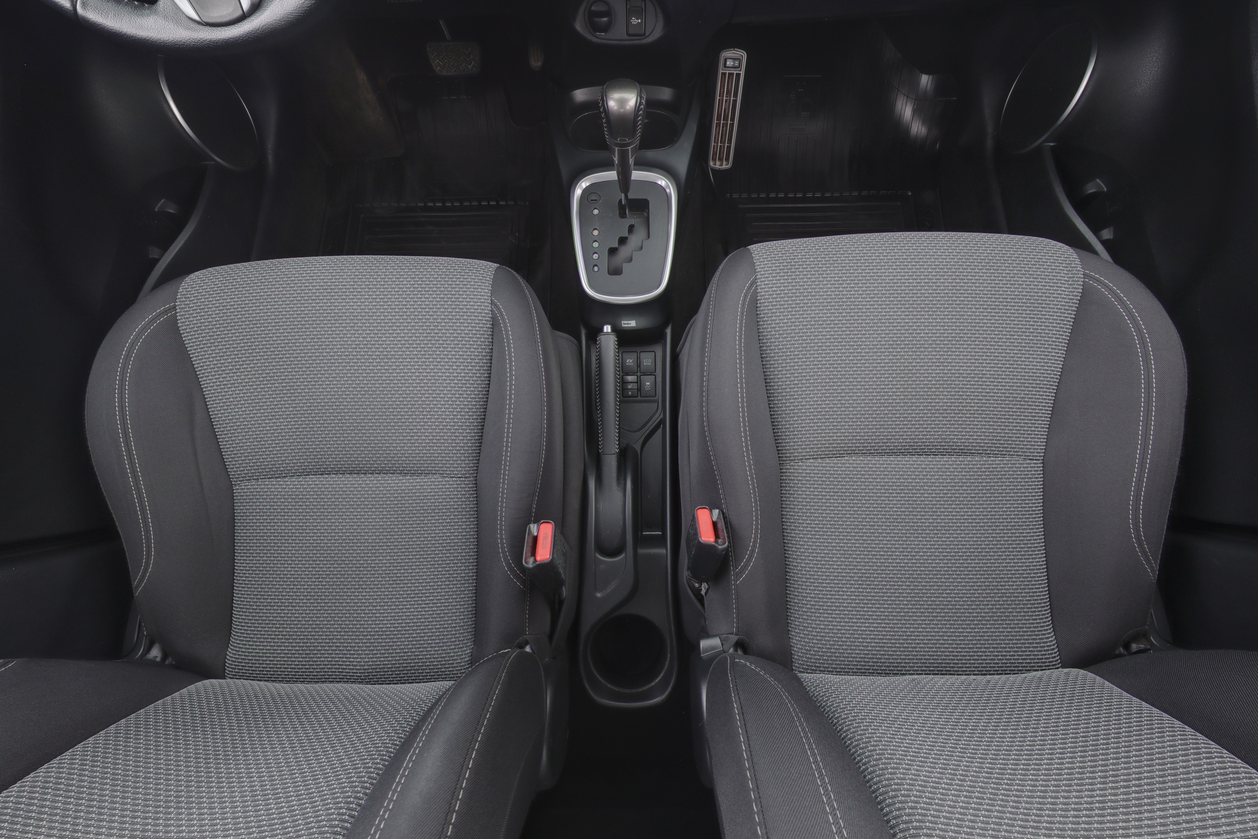 TOYOTA Yaris 2015