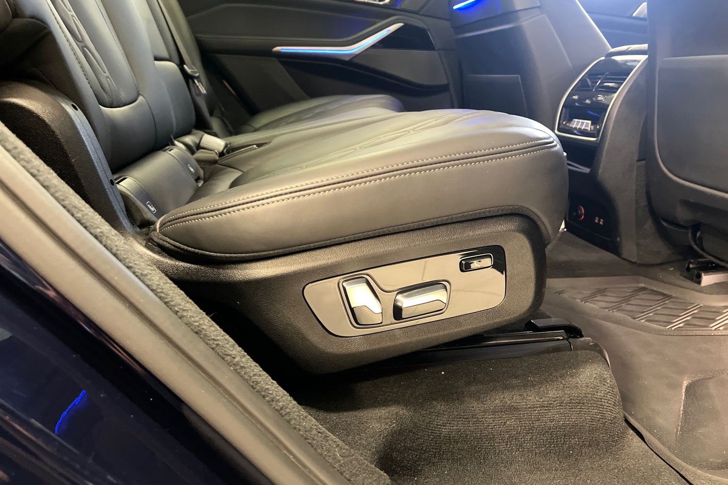 BMW X7 M50i // Individual väri / Individual verhoilu / Night Vision / ACC / Crafted Clarity / Laser / H&K