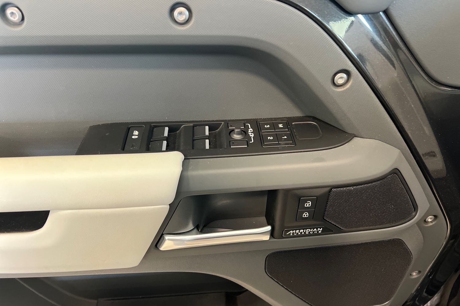 Land Rover Defender 2025