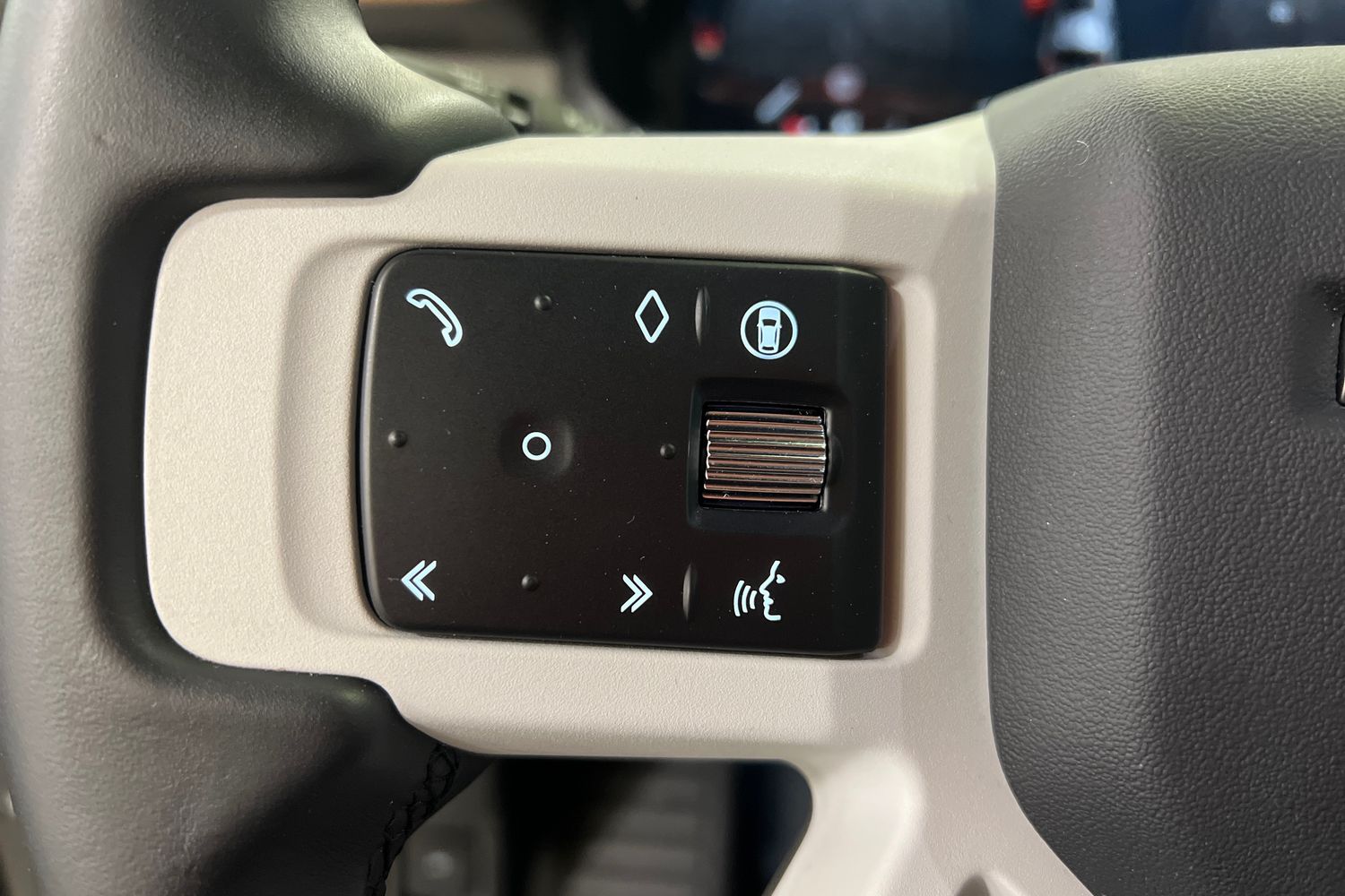 Land Rover Defender 2025