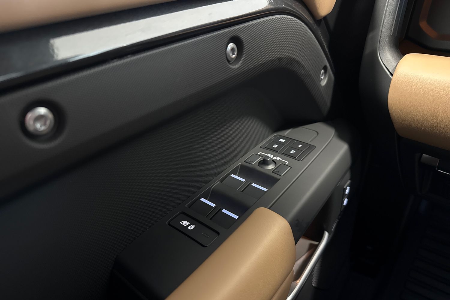 Land Rover Defender 2025