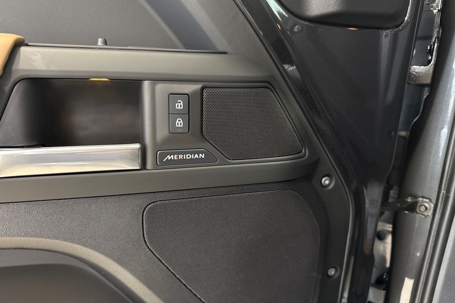 Land Rover Defender 2025