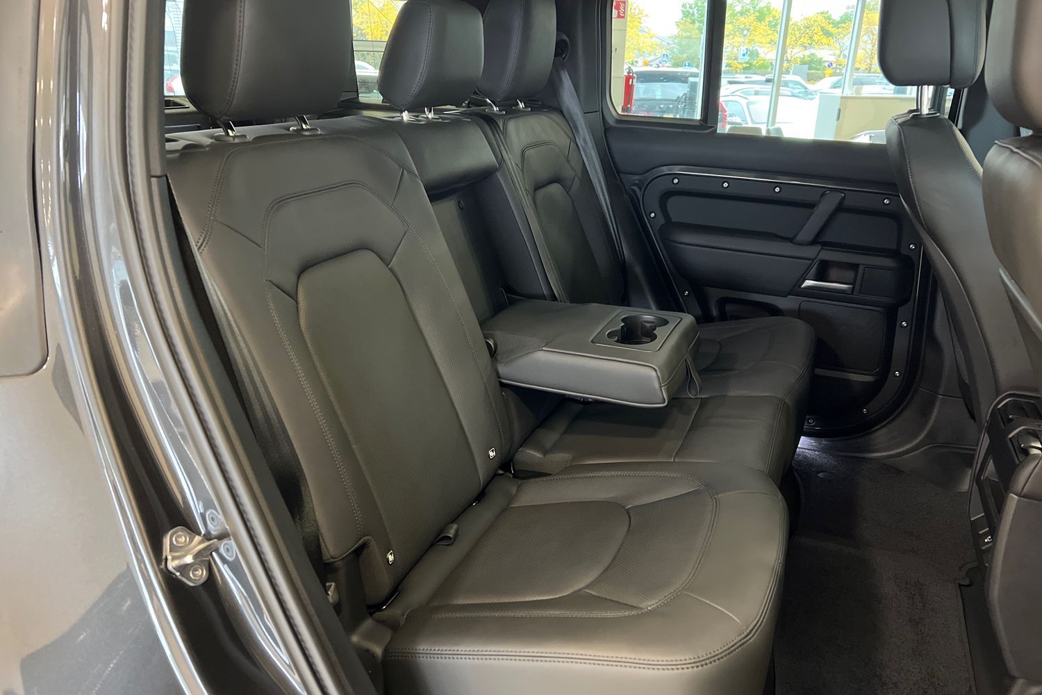 Land Rover Defender 2025