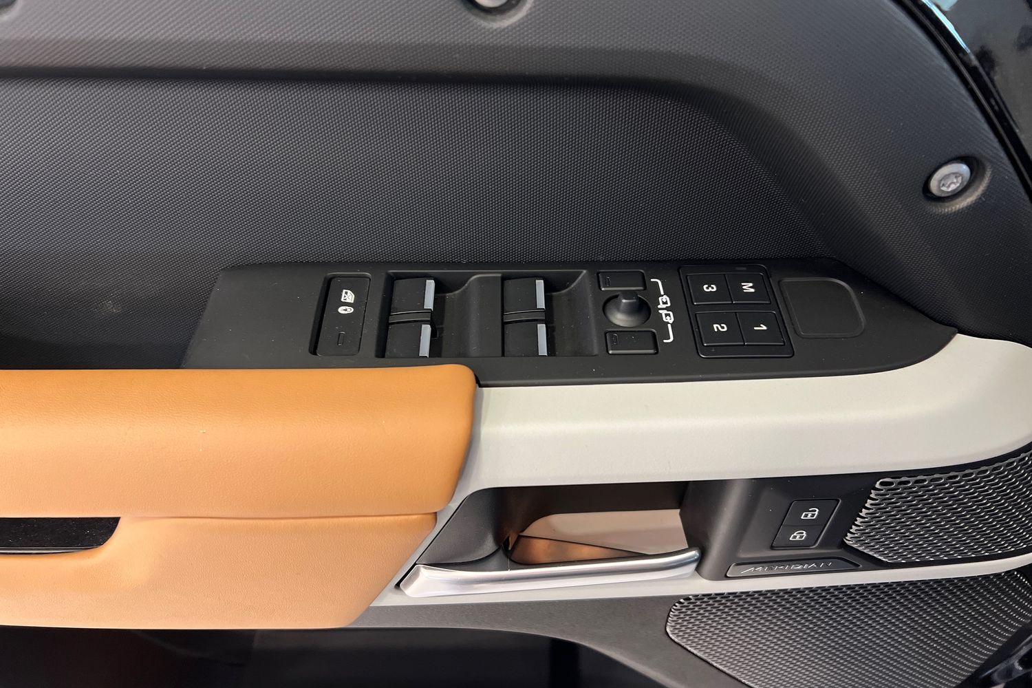 Land Rover Defender 2023