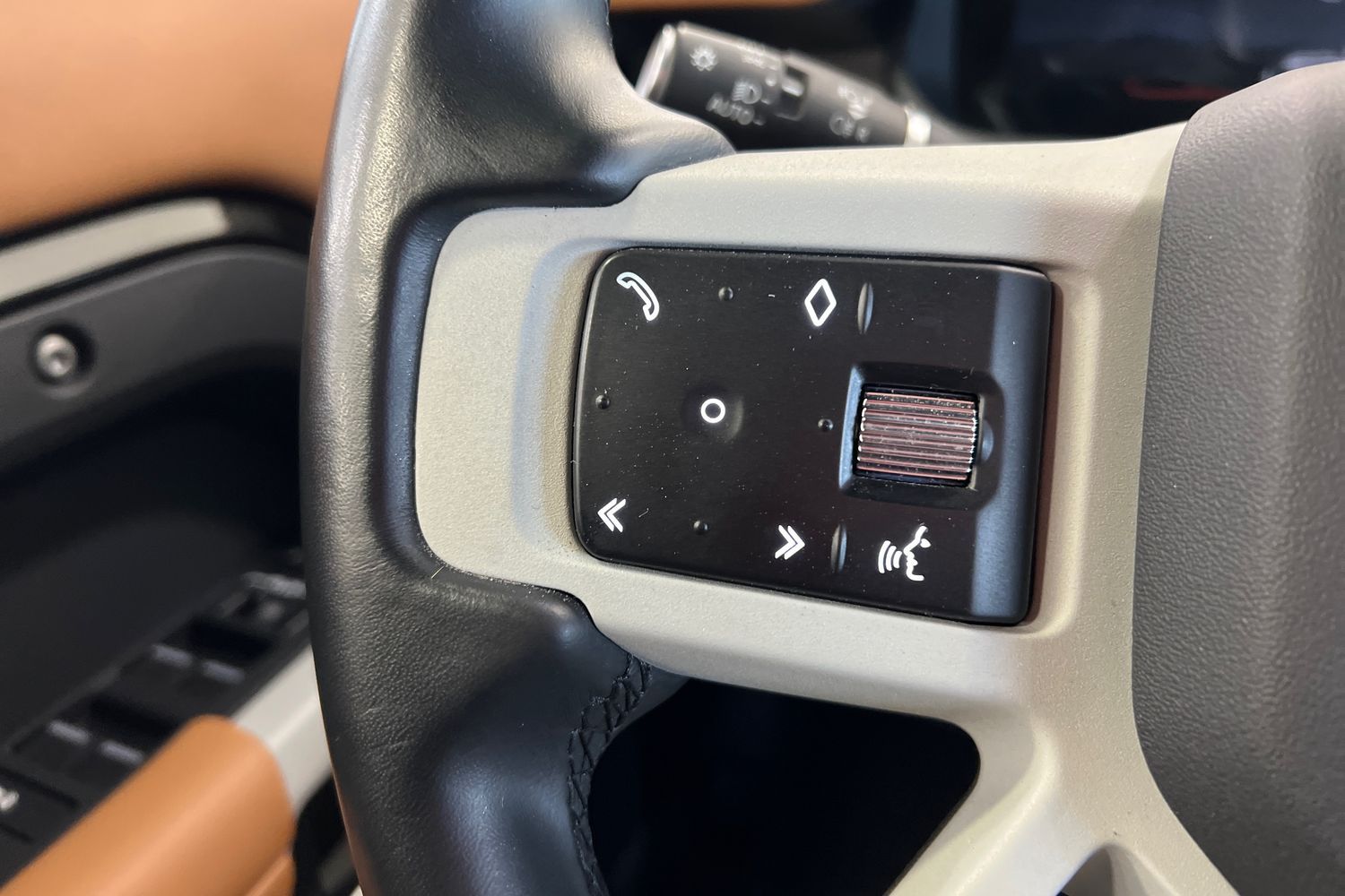 Land Rover Defender 2023