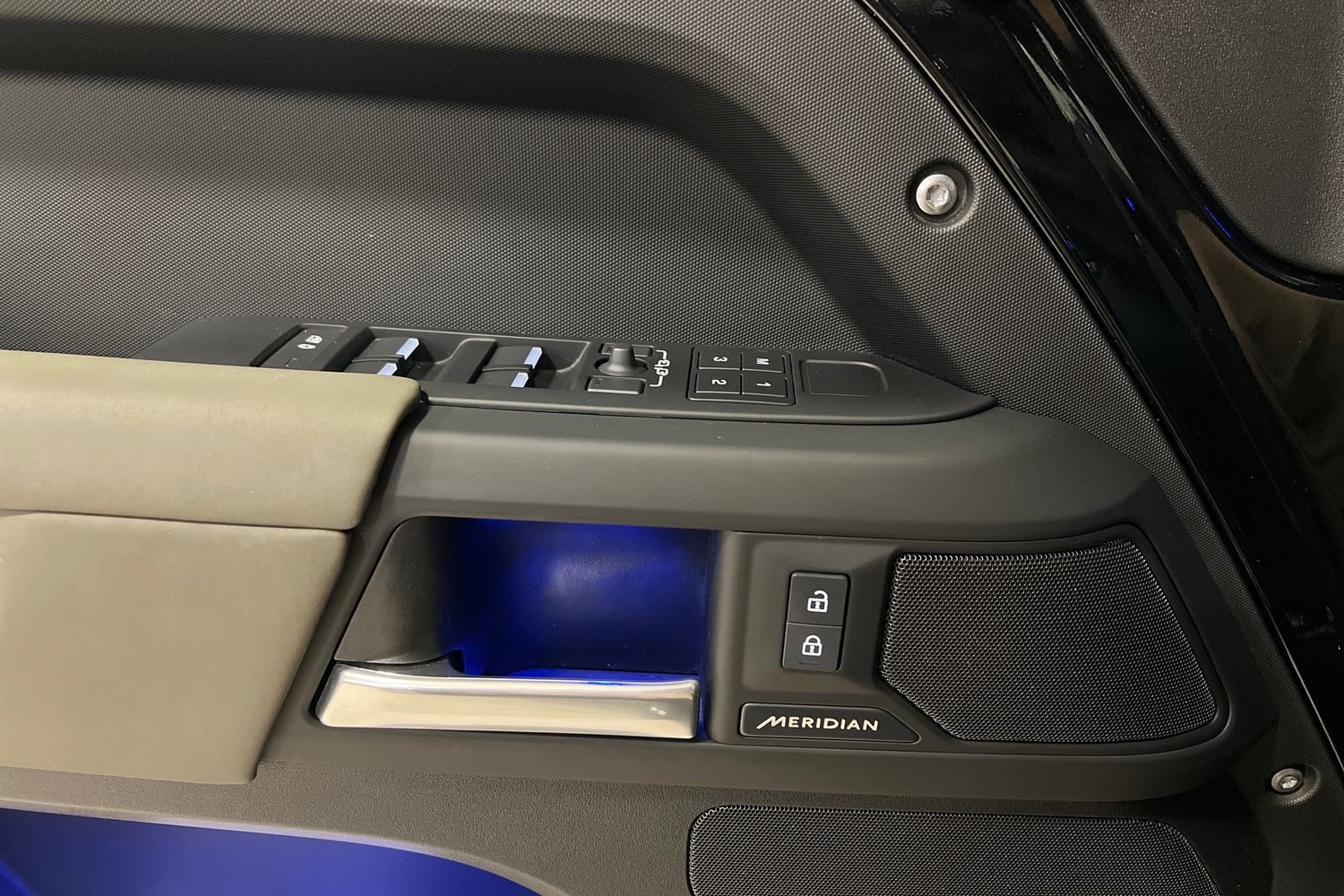 Land Rover Defender 2025