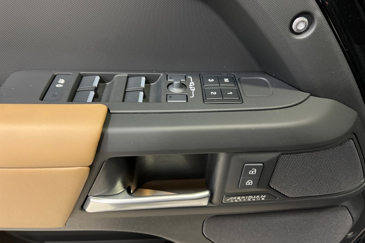 Land Rover Defender 2025