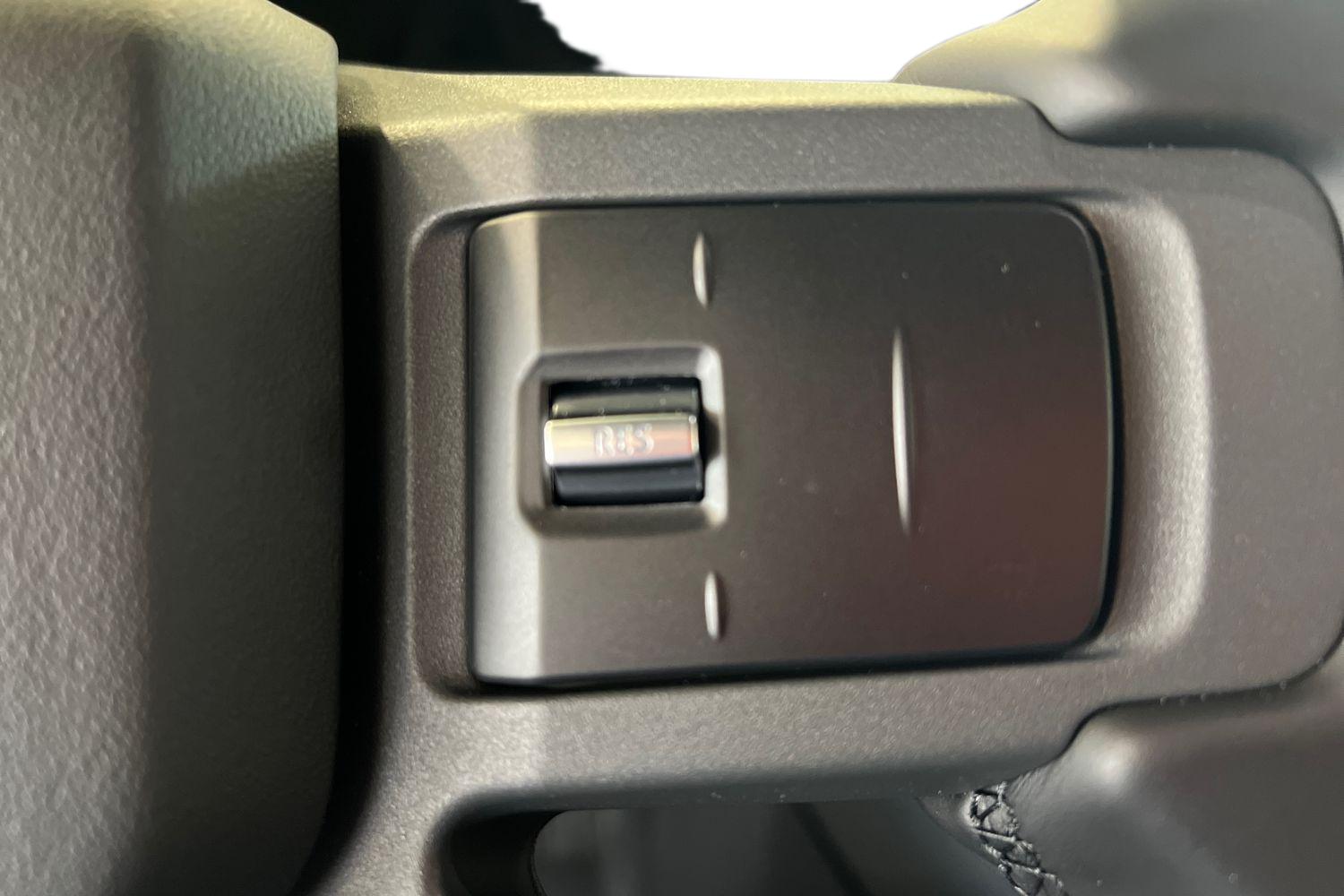 Land Rover Defender 2025