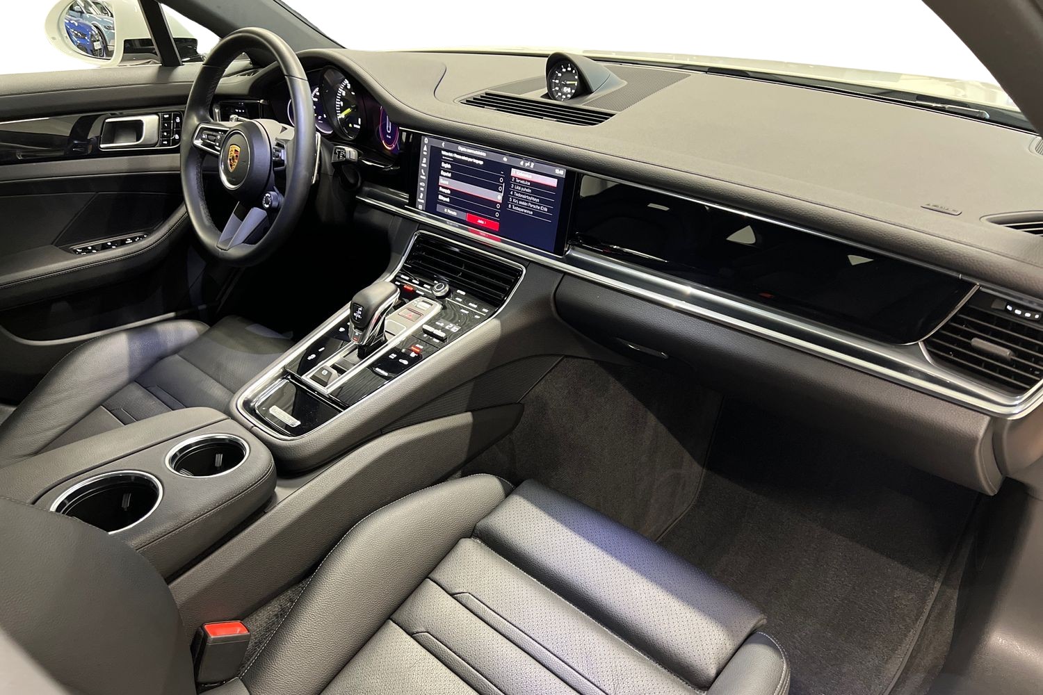 Porsche Panamera 4 E-Hybrid Sport Turismo / SportDesign / Panorama / 14-istuimet / Imuovet / Keyless / 2xvanteet