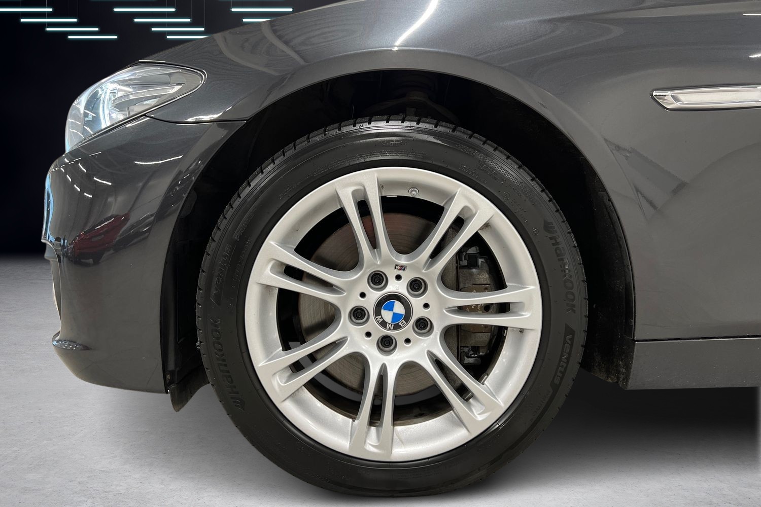 BMW 530 F10 Sedan 530d TwinPower Turbo xDrive Exclusive / Webasto / Koukku / PDC / Xenon / Sporttipenkit