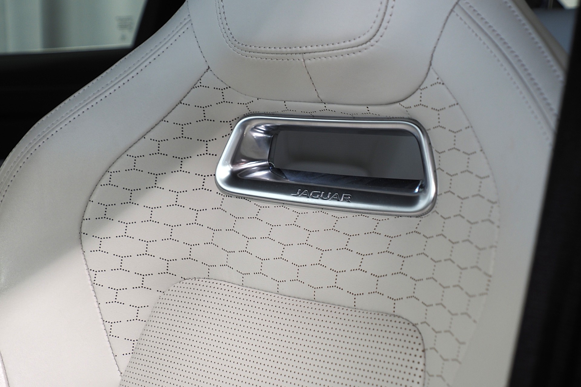 Jaguar F-PACE 10