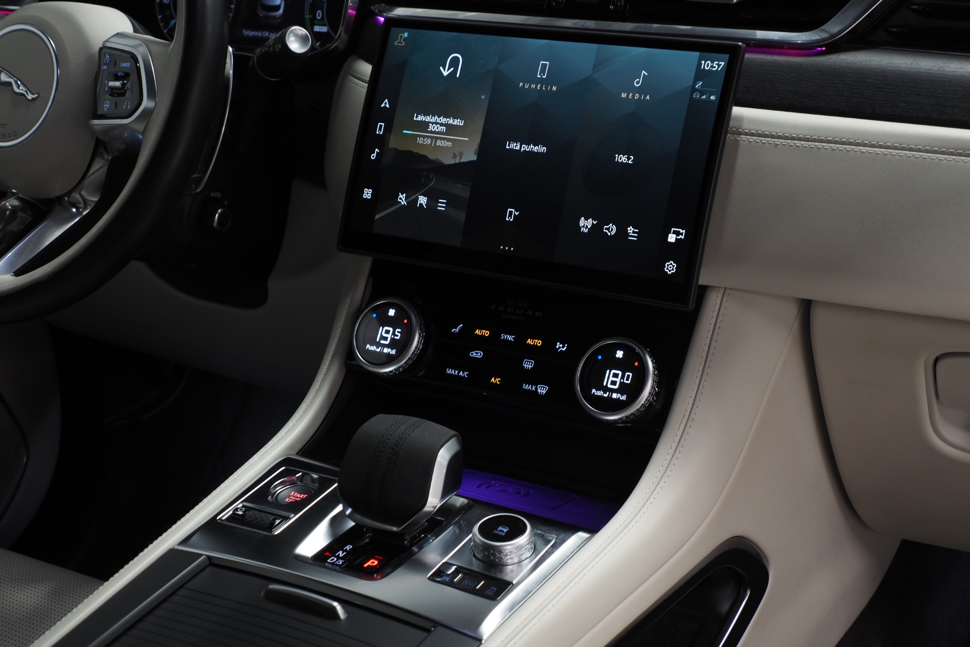 Jaguar F-PACE 11