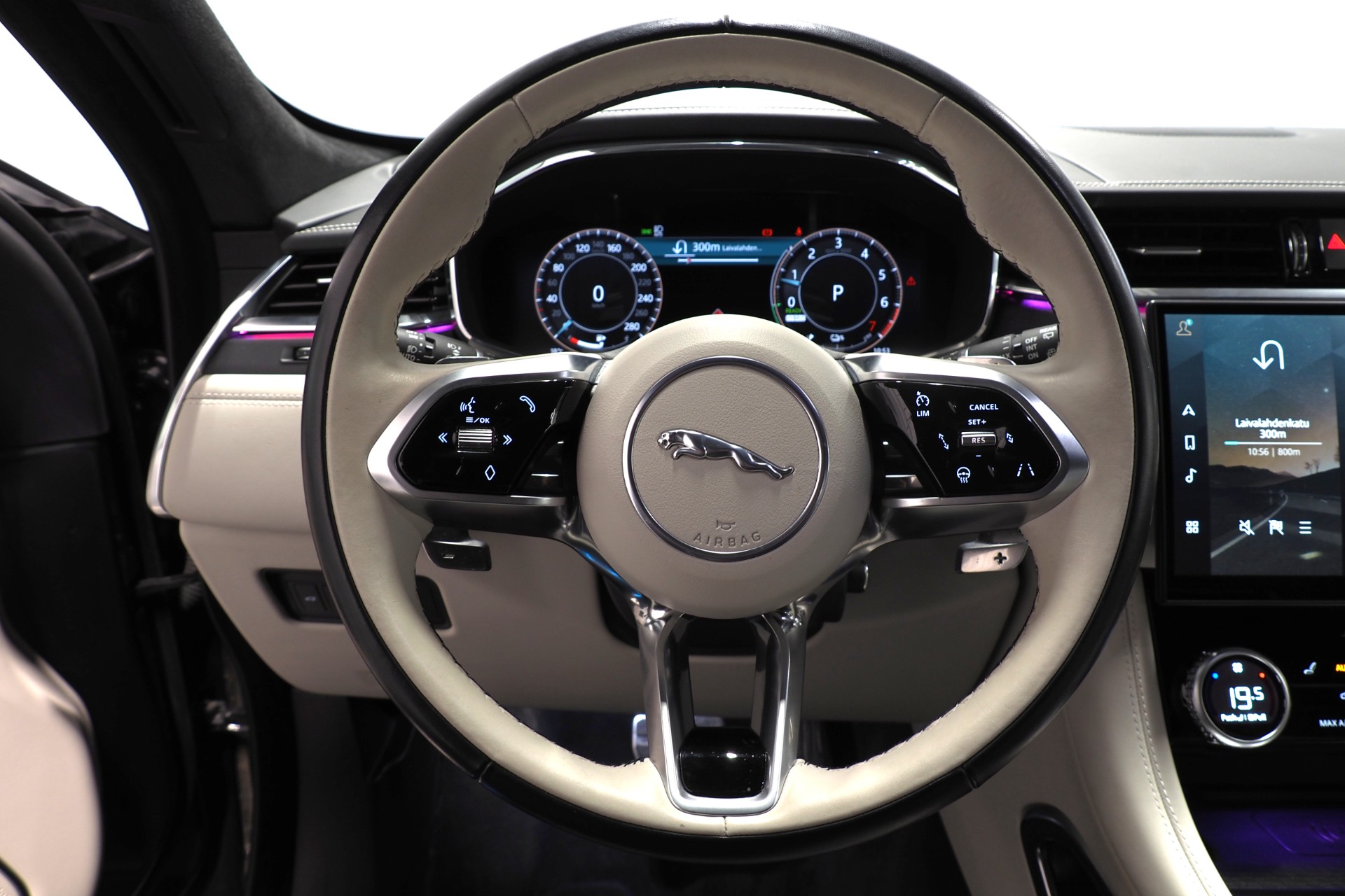 Jaguar F-PACE 17