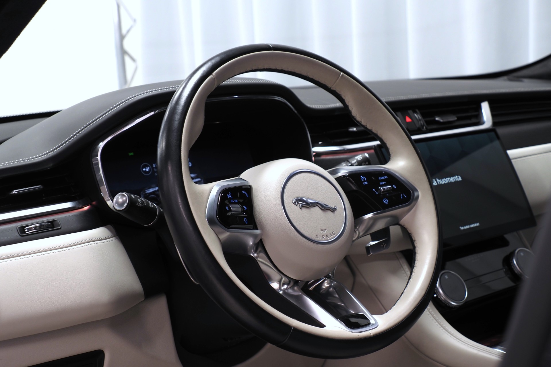 Jaguar F-PACE 8