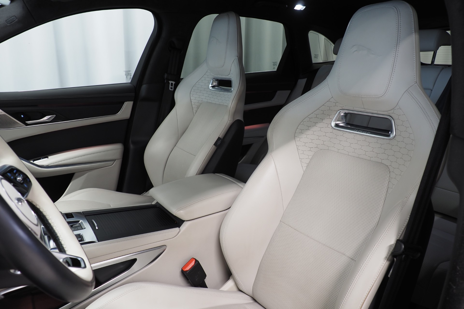Jaguar F-PACE 9