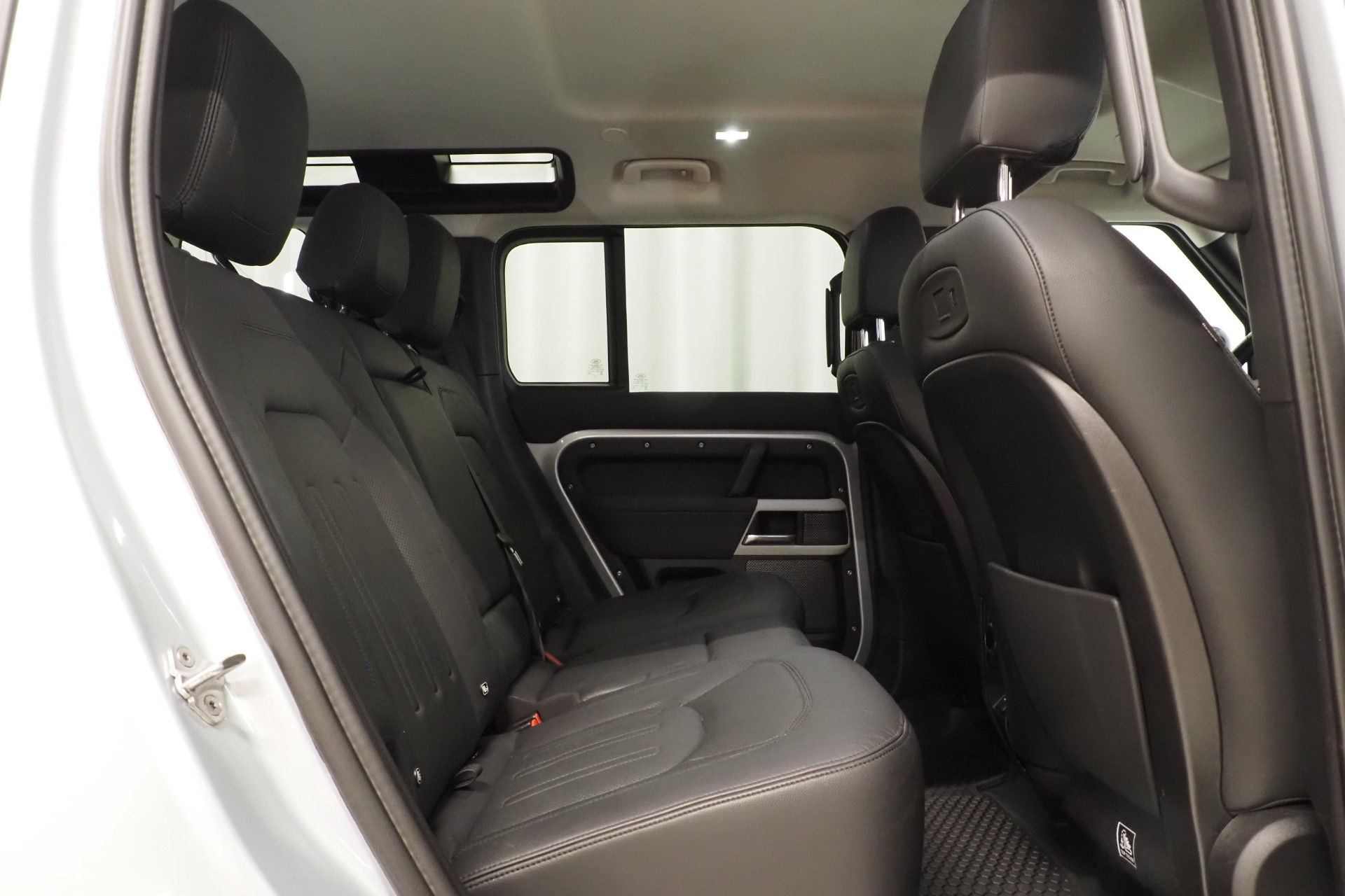 Land Rover Defender 7