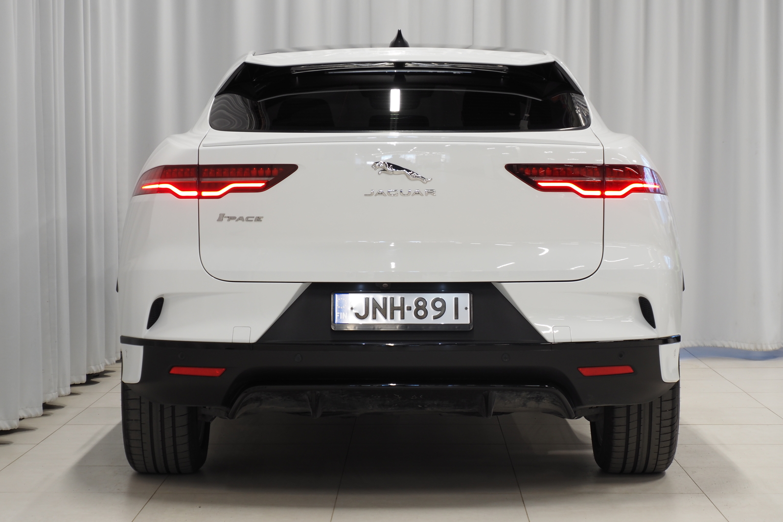 Jaguar I-PACE 4