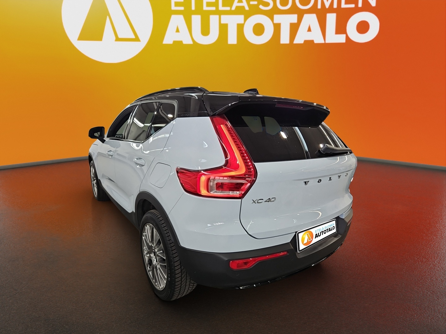 VOLVO XC40 2024