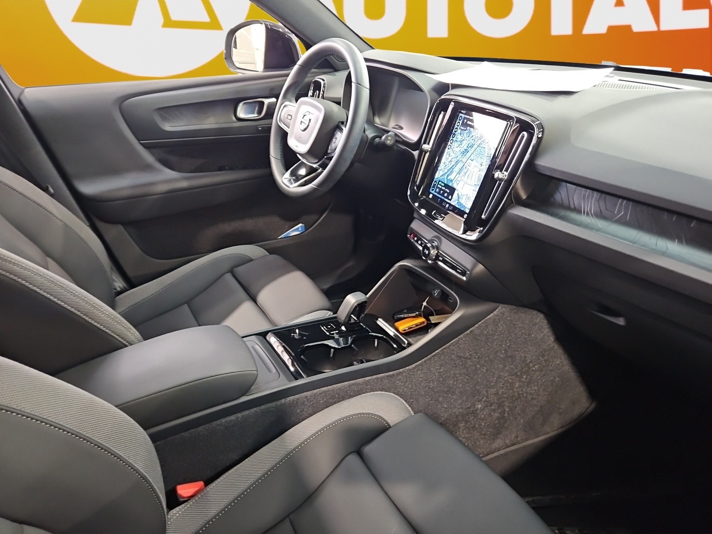 VOLVO XC40 2024