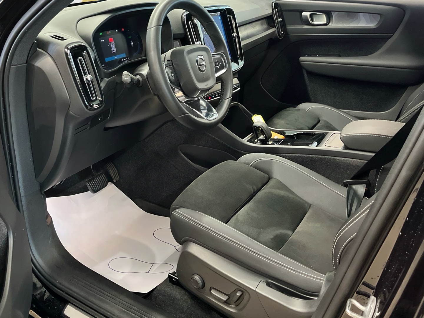 VOLVO XC40 2023