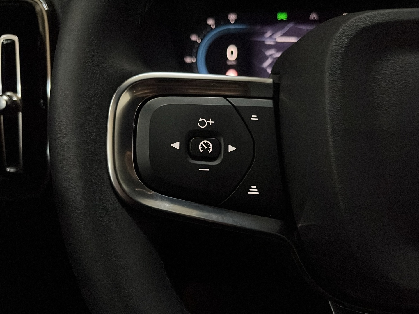 VOLVO XC40 2023
