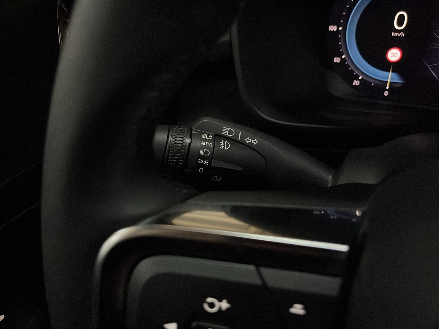 VOLVO XC40 2023