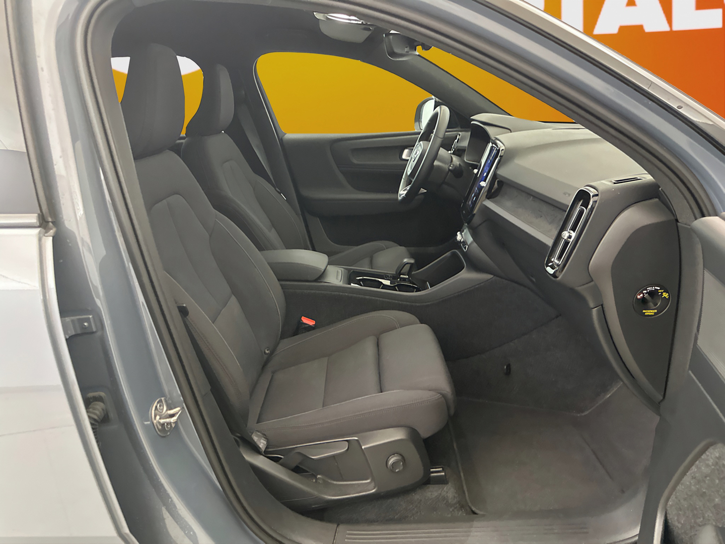 VOLVO XC40 2023
