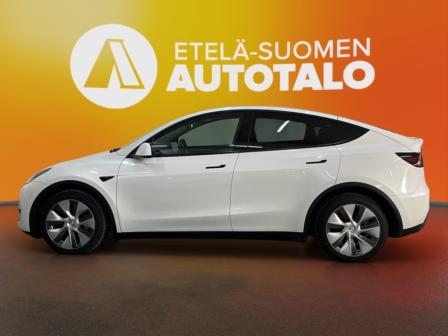 TESLA Model Y 10