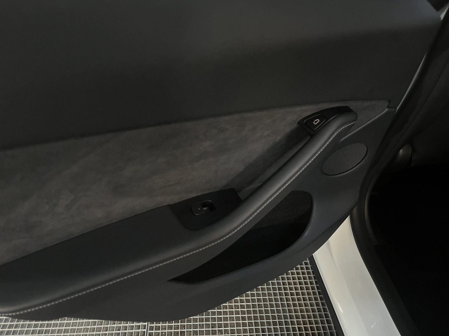 TESLA Model Y 24