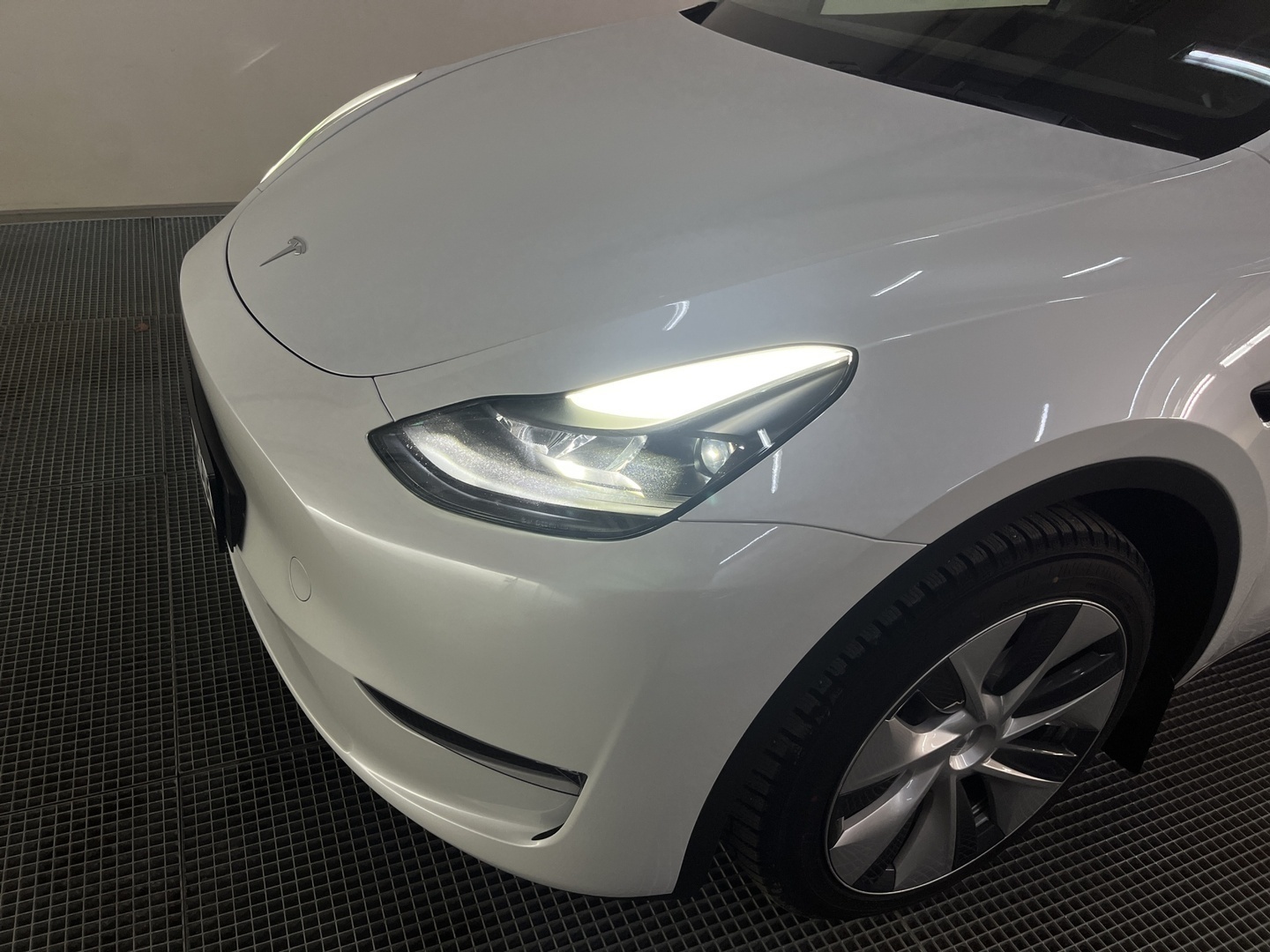 TESLA Model Y 3