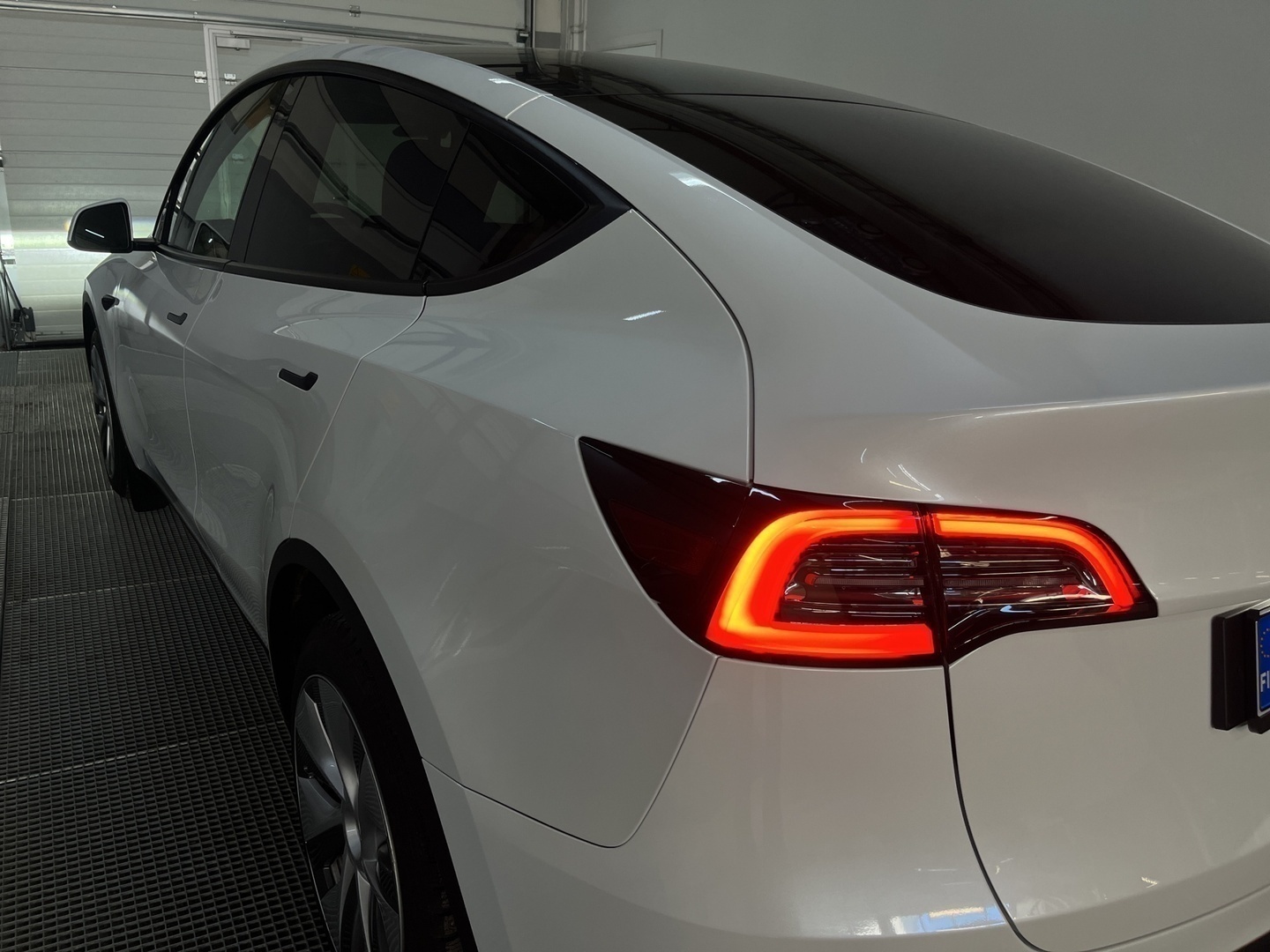 TESLA Model Y 4
