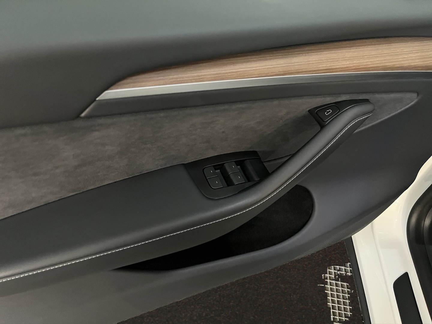 TESLA Model Y 6