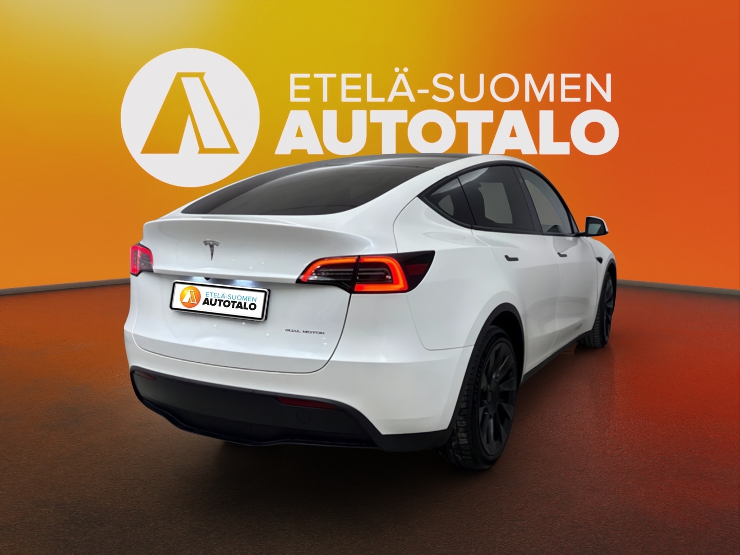 TESLA Model Y 4