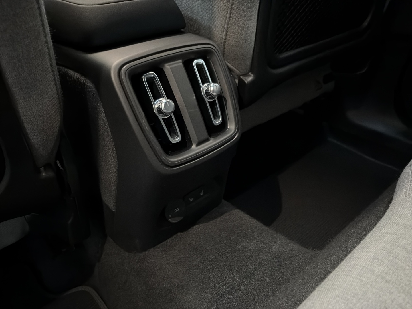 VOLVO C40 28