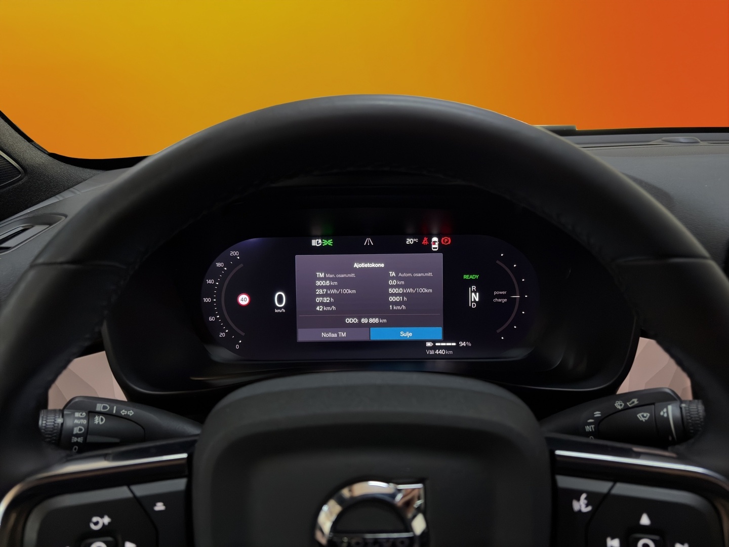 VOLVO C40 33